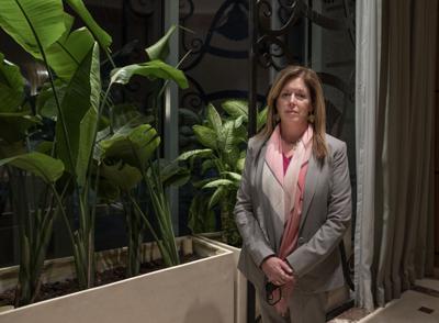 La asesora especial de Naciones Unidas para Libia, Stephanie Williams, posa para una foto en El Cairo, Egipto, el domingo 16 de enero de 2022. (AP Foto/Nariman El-Mofty)