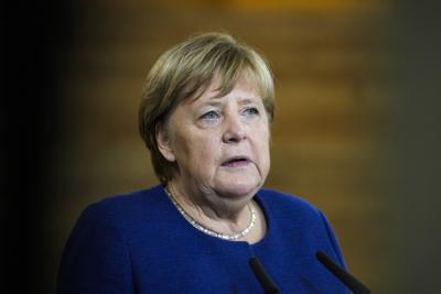 ARCHIVO - La entonces canciller alemana Angelaa Merkel habla con la prensa en Berlín, 22 de novieembre de 2021. (AP Foto/Markus Schreiber, Pool, File)