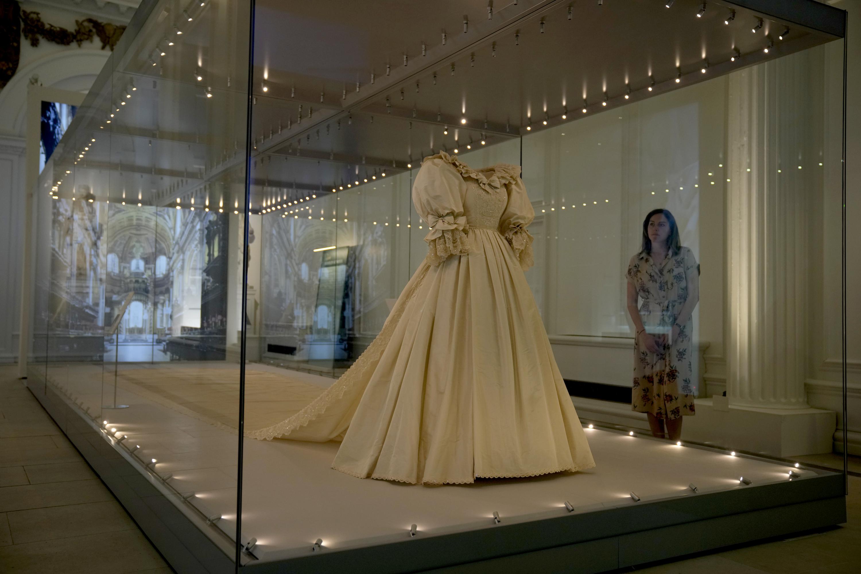 Princess Diana's wedding dress goes on ...