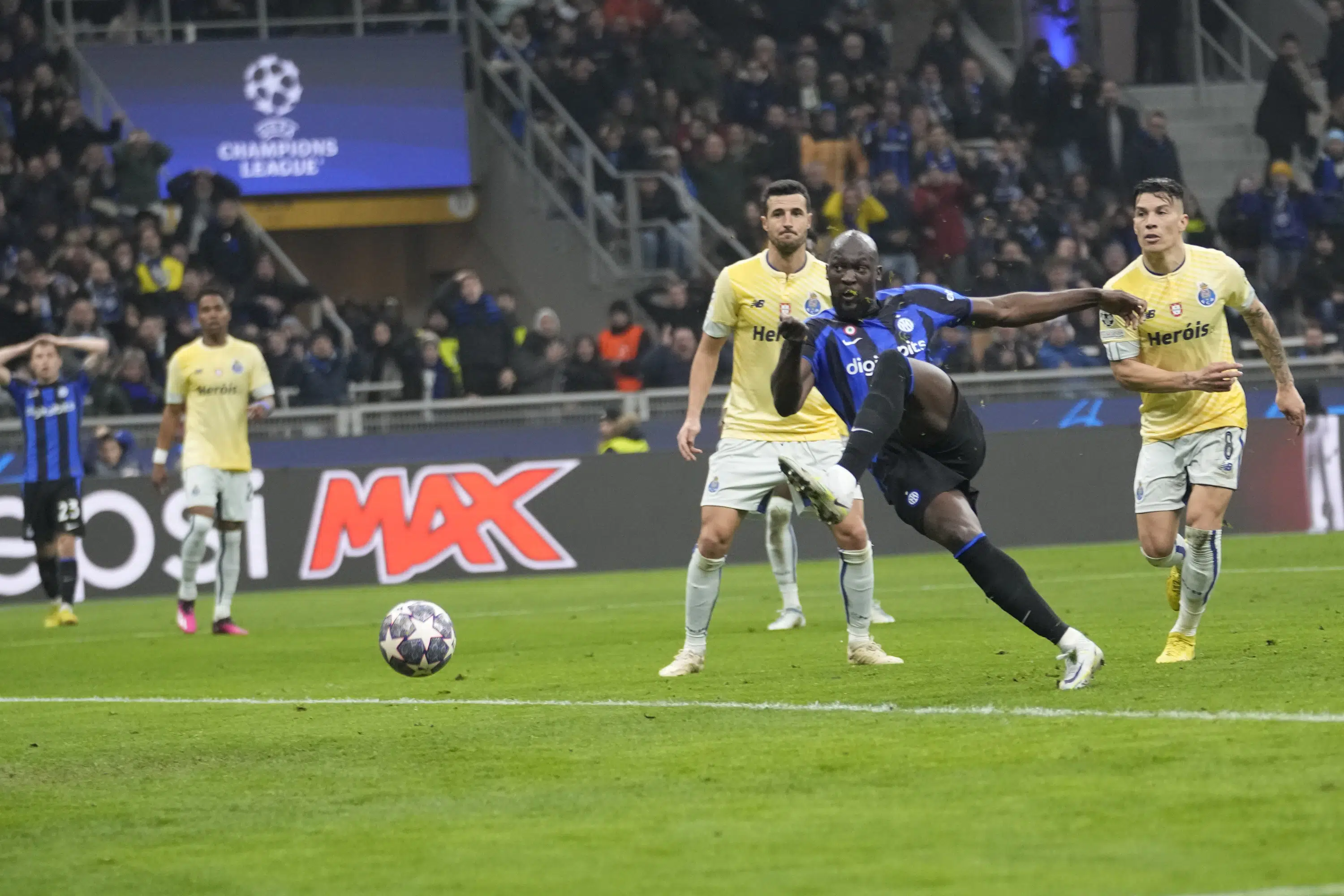 Late Lukaku goal helps Inter beat Porto 1-0 in Champs League | AP News