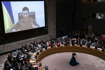 El presidente de Ucrania, Volodymyr Zelenskyy, habla por teleconferencia ante el Consejo de Seguridad de la ONU, el martes 5 de abril de 2022, en las oficinas generales de Naciones Unidas en Nueva York. (AP Foto/John Minchillo)