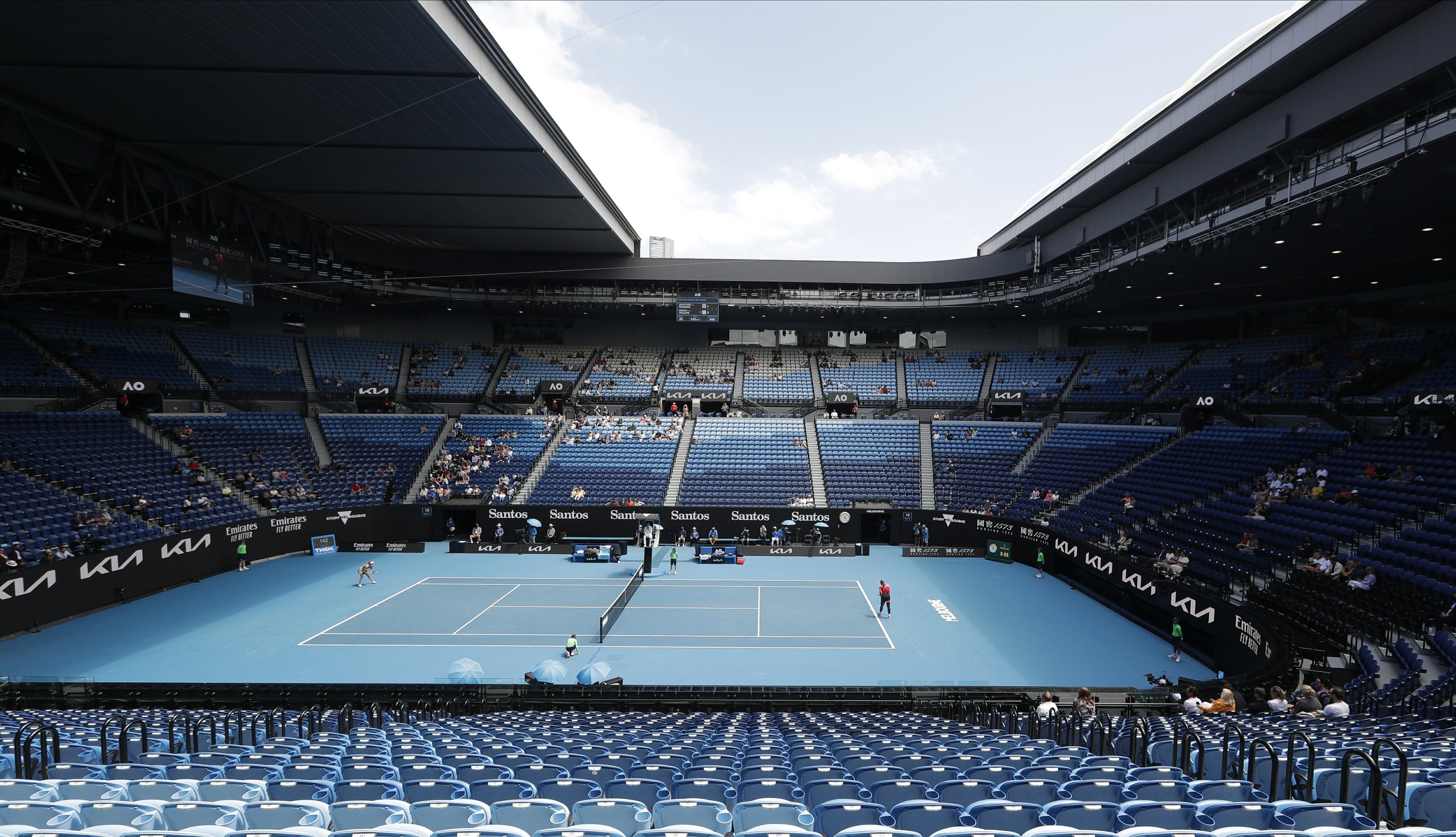 No crowds, but Australian Open will continue during lockdown