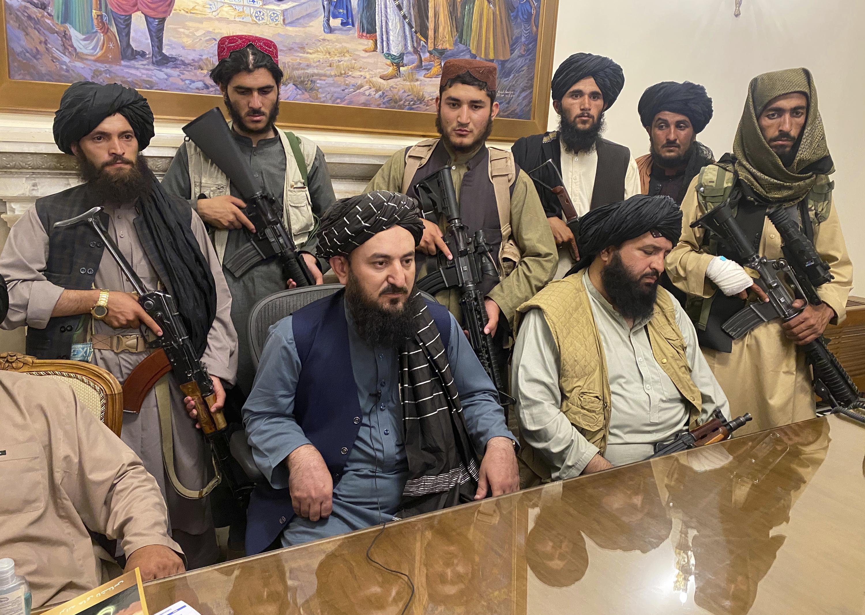 El Talibán entra a Kabul; el presidente huye de Afganistán | AP News