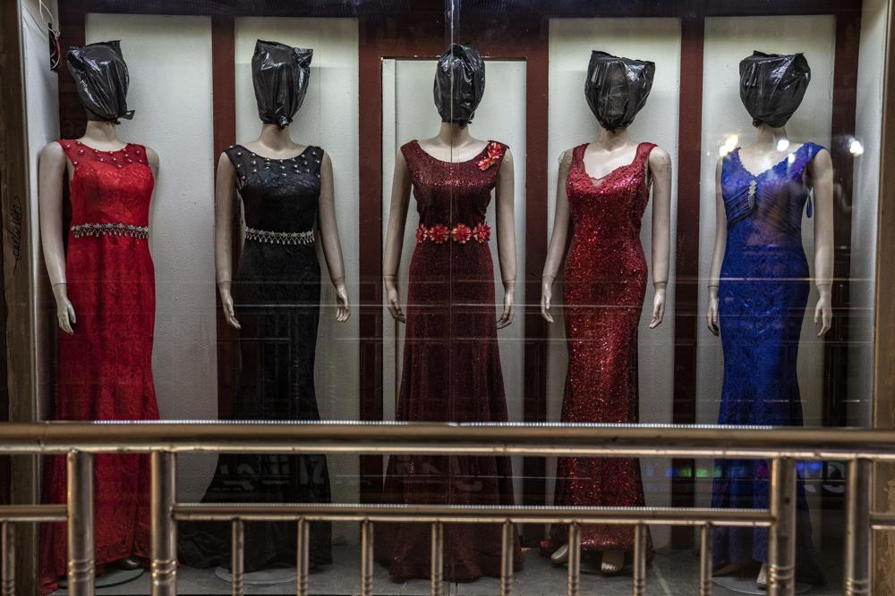 Maniquíes con la cabeza cubierta en una tienda de vestidos para dama, el lunes 26 de diciembre en Kabul. En el gobierno del Talibán, los maniquíes de tiendas para dama de toda la capital afgana se han convertido en una visión inquietante, ya que sus cabezas están cubiertas con tela o envueltas con bolsas de plástico negra. Los maniquíes encapuchados son un símbolo del gobierno puritano del Talibán en Afganistán. (AP Foto/Ebrahim Noroozi)