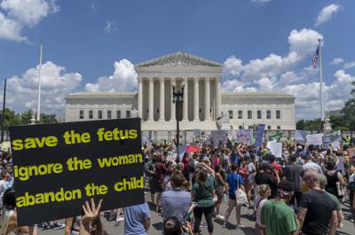 ARCHIVO - Cientos de personas participan en una manifestación sobre el aborto afuera de la Corte Suprema de Estados Unidos, en Washington, el sábado 25 de junio de 2022. (AP Foto/Gemunu Amarasinghe, archivo)