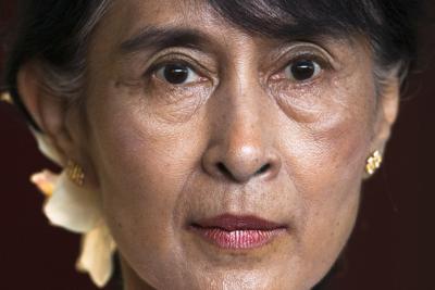 Archivo - La líder opositora de Myanmar Aung San Suu Kyi hace una pausa durante una conferencia de prensa después de una reunión con el primer ministro noruego, Jens Stoltenberg, en Oslo, el 15 de junio de 2012. (AP Foto/Markus Schreiber, Archivo)