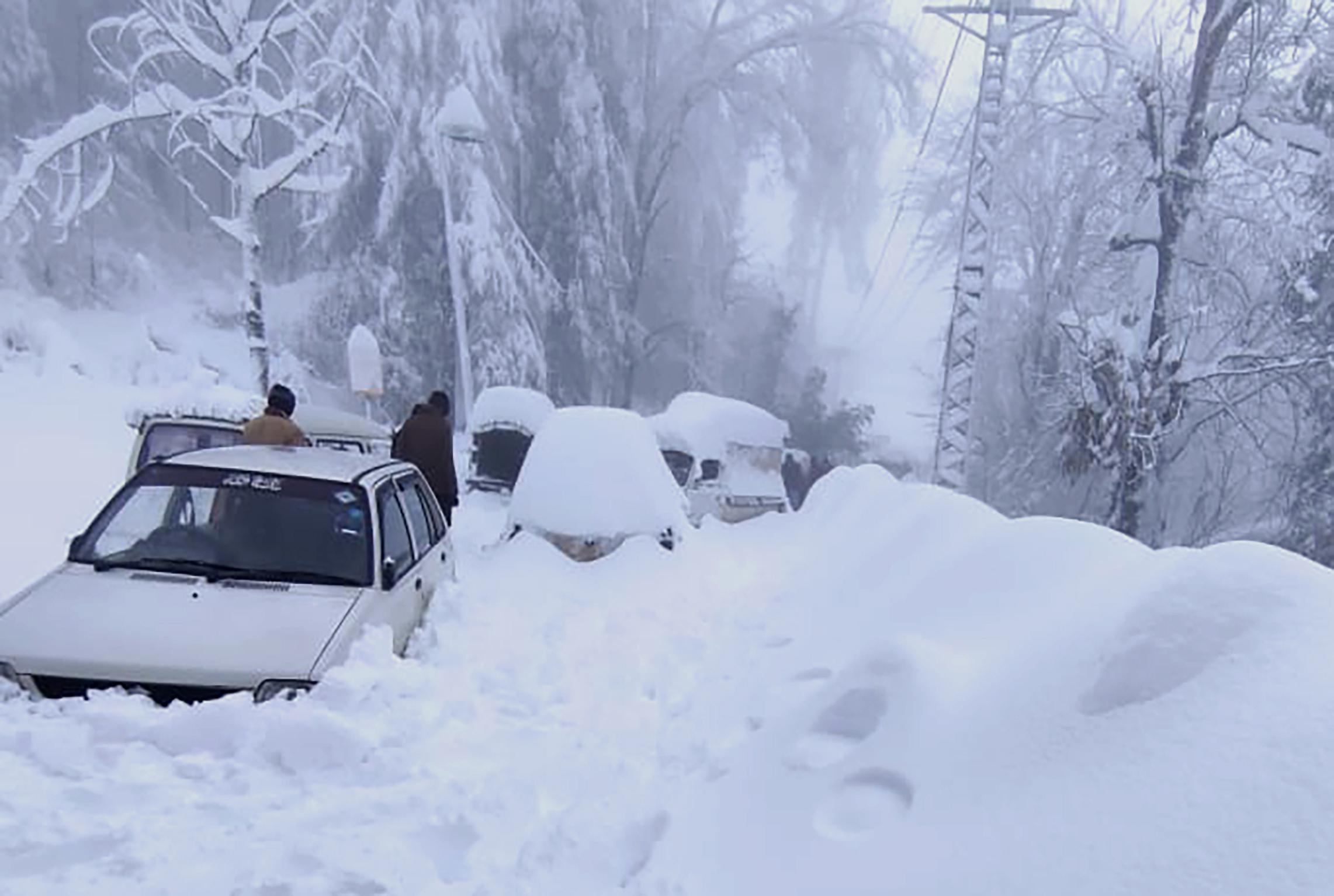 Mindestens 22 Menschen sind bei einem Schneesturm in einem pakistanischen Ferienort ums Leben gekommen