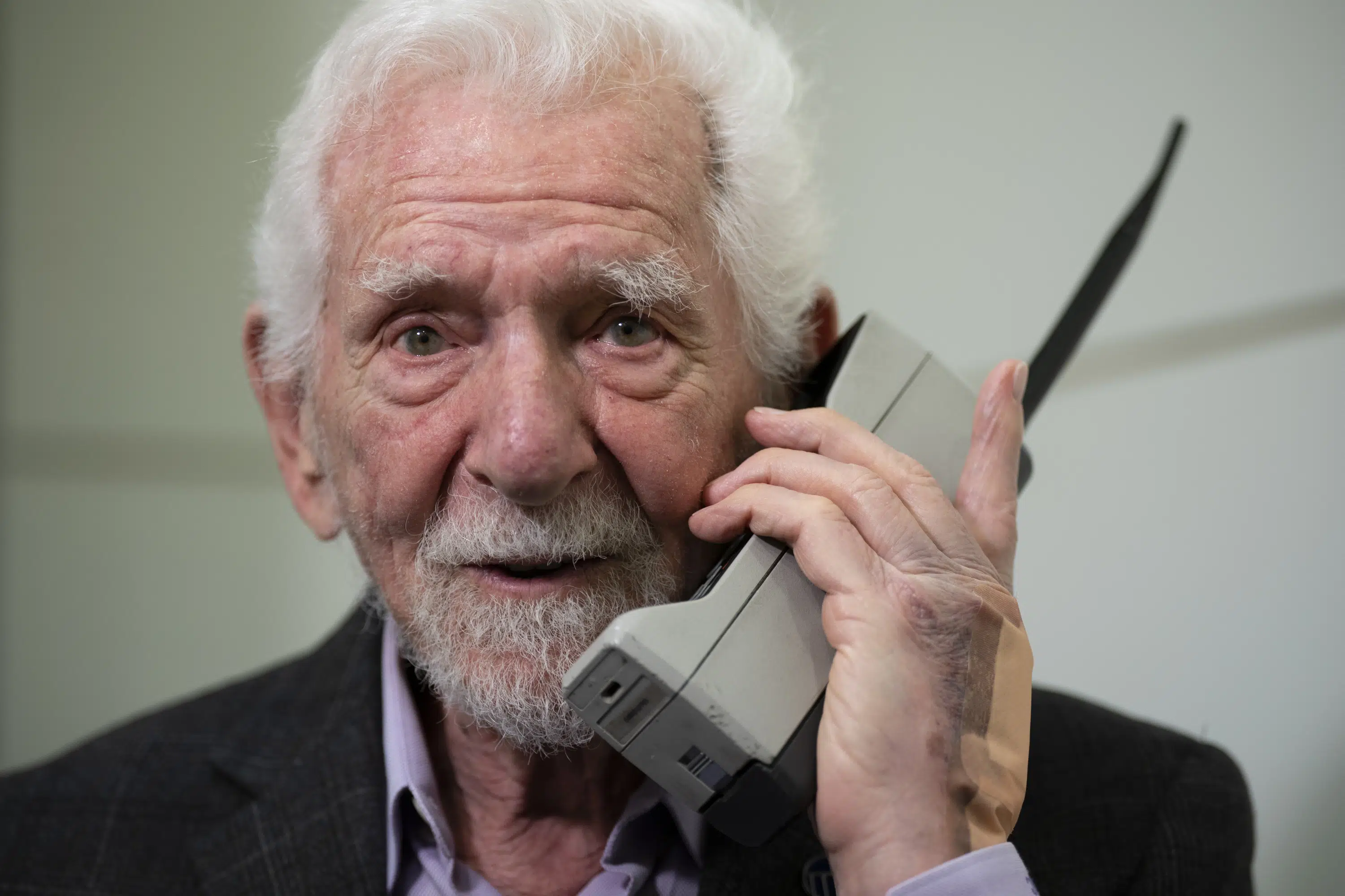 Father of cellphone sees dark side but also hope in new tech - The Associated Press - en Español