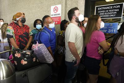 Decenas de pasajeros esperan en fila para obtener una prueba de COVID-19 y poder viajar al extranjero en el Aeropuerto Internacional de Fort Lauderdale-Hollywood, el viernes 6 de agosto de 2021, en Fort Lauderdale, Florida. Las cancelaciones de vuelos recientes hicieron que muchos pasajeros volvieran a realizarse pruebas mientras que otros no pudieron obtener la prueba localmente debido a las largas filas causadas por el aumento de la variante delta. (AP Foto/Marta Lavandier)