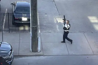 Un policía acude a la escena del tiroteo en Louisville, Kentucky, el 10 de abril de 2023. (Reid Cornell via AP)