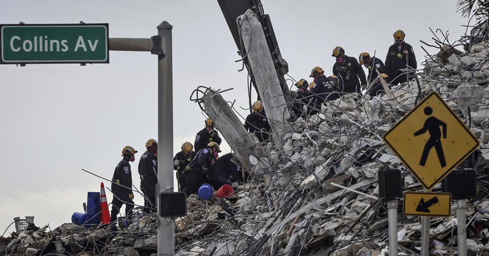 Asciende a 32 personas la cifra de víctimas en el edificio colapsado en Surfside, Florida 1 Search and rescue operations resumed as members of the Pennsylvania Search and Rescue team combed through the debris of the Champlain Tower South complex, Monday, July 5, 2021, in Surfside, Fla. (Carl Juste/Miami Herald via AP)