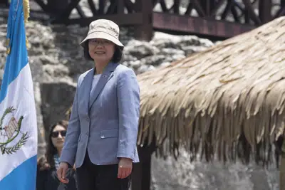 La presidenta de Taiwán, Tsai Ing-wen, posa para una foto oficial durante su visita al sitio maya Tikal, en Petén, Guatemala, el sábado 1 de abril de 2023. Tsai está en Guatemala para una visita oficial de tres días. (Foto AP/Moisés Castillo)