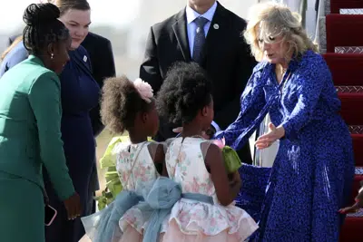 La primera dama de Estados Unidos, Jill Biden, arriba a Nairobi, Kenia, para una visita de tres días al país, viernes 24 de febrero de 2023. (AP Foto/Brian Inganga).