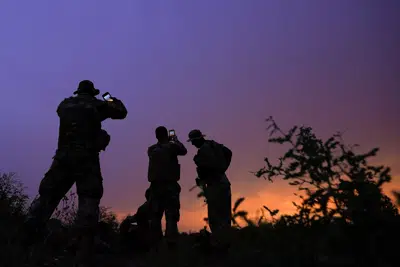 ARCHIVO - Agentes toman fotografías junto a la frontera entre Estados Unidos y México, el 11 de mayo de 2021, en Roma, Texas. (AP Foto/Gregory Bull, archivo)