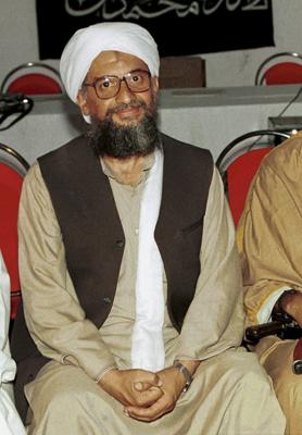 ARCHIVO - En esta imagen de archivo de 1998 obtenida el 19 de marzo de 2004, Ayman al-Zawahri posa para una fotografía con Osama bin Laden en Khost, Afganistán. El líder de Al Qaeda aparece en un inusual video en el que elogia a una mujer musulmana india que desafío en febrero un veto al empleo de hiyab, en la primera prueba en años de que sigue con vida. (AP Foto/Mazhar Ali Khan, Archivo)