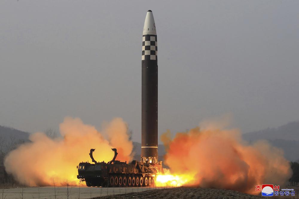 Esta foto distribuida por el gobierno de Corea del Norte muestra lo que dice una prueba de fuego de un misil balístico intercontinental (ICBM) Hwasong-17, en un lugar no revelado en Corea del Norte el 24 de marzo de 2022. Los periodistas independientes no tuvieron acceso para cubrir el evento representado en esta imagen distribuida por el gobierno de Corea del Norte.  El contenido de esta imagen es tal como se proporciona y no se puede verificar de forma independiente.  La marca de agua en idioma coreano en la imagen proporcionada por la fuente dice: "KCNA", que es la abreviatura de la Agencia Central de Noticias de Corea.  (Agencia Central de Noticias de Corea/Servicio de Noticias de Corea vía AP)