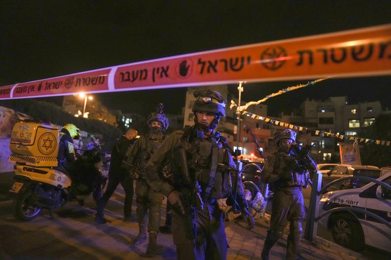 3 Israelis killed, 4 wounded by Palestinian attackers in stabbing rampage near Tel Aviv