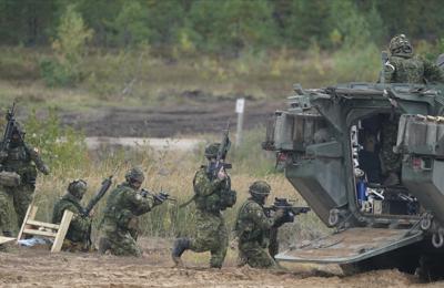 ARCHIVO - En la imagen, soldados canadienses asisten a las maniobras militares de la OTAN ''Namejs 2021'' en un campo de entrenamiento en Kadaga, Letonia, el lunes 13 de septiembre de 2021. Como respuesta a la anexión rusa de Crimea en 2014, Estados Unidos y sus aliados sancionaron a Moscú y la OTAN paralizó toda la cooperación práctica con Moscú, reforzando su contingente cerca de Rusia.  (AP Foto/Roman Koksarov, Archivo)