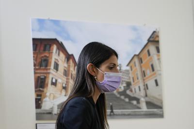 La alcaldesa de Roma Virginia Raggi durante un encuentro con la prensa extranjera en Roma el 16 de septiembre del 2021. (AP Photo/Alessandra Tarantino)