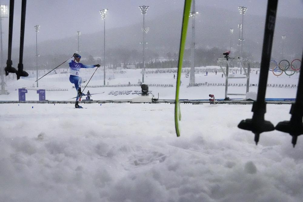 Maurice Manificat, de Francia, celebra al terminar por una medalla de bronce con su equipo en la competencia de esquí de fondo de relevo de 4 x 10 km masculino en los Juegos Olímpicos de Invierno de 2022, el domingo 13 de febrero de 2022 en Zhangjiakou, China.  (Foto AP/Aarón Favila)