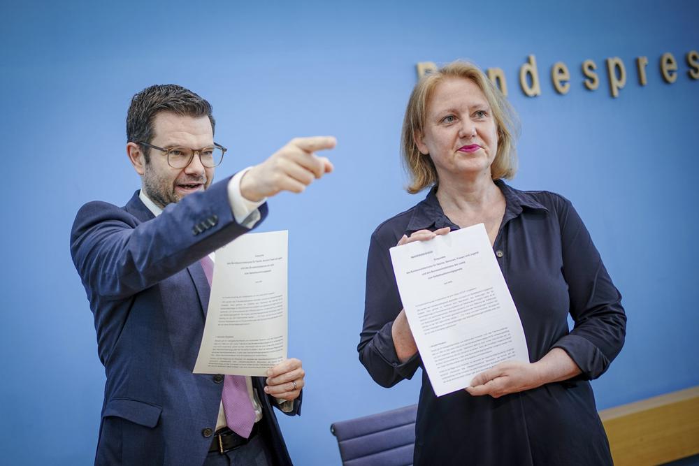 Lisa Paus, ministra de Asuntos Federales de Alemania, y Marco Buschman, ministro de Justicia, presentan la propuesta de Ley de Autodeterminación en una conferencia de prensa en Berlín el 30 de junio del 2022. La medida remplazaría la disputada Ley de Transexuales de 1981 y busca reducir los obstáculos legales para el cambio de género.  (Kay Nietfeld/dpa vía AP)