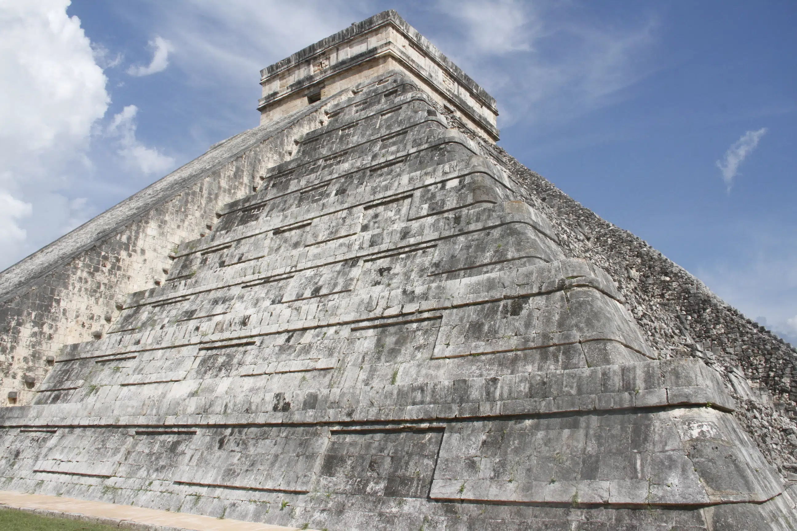 Vendedores de artesanías bloquean caminos a las ruinas de Chichén Itzá en México