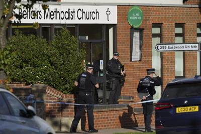 Policías armados en la escena de un apuñalamiento en la iglesia metodista de Belfairs, en Eastwood Road North, Leigh-on-Sea, Inglaterra, el viernes 15 de octubre de 2021. (Yui Mok/PA vía AP)