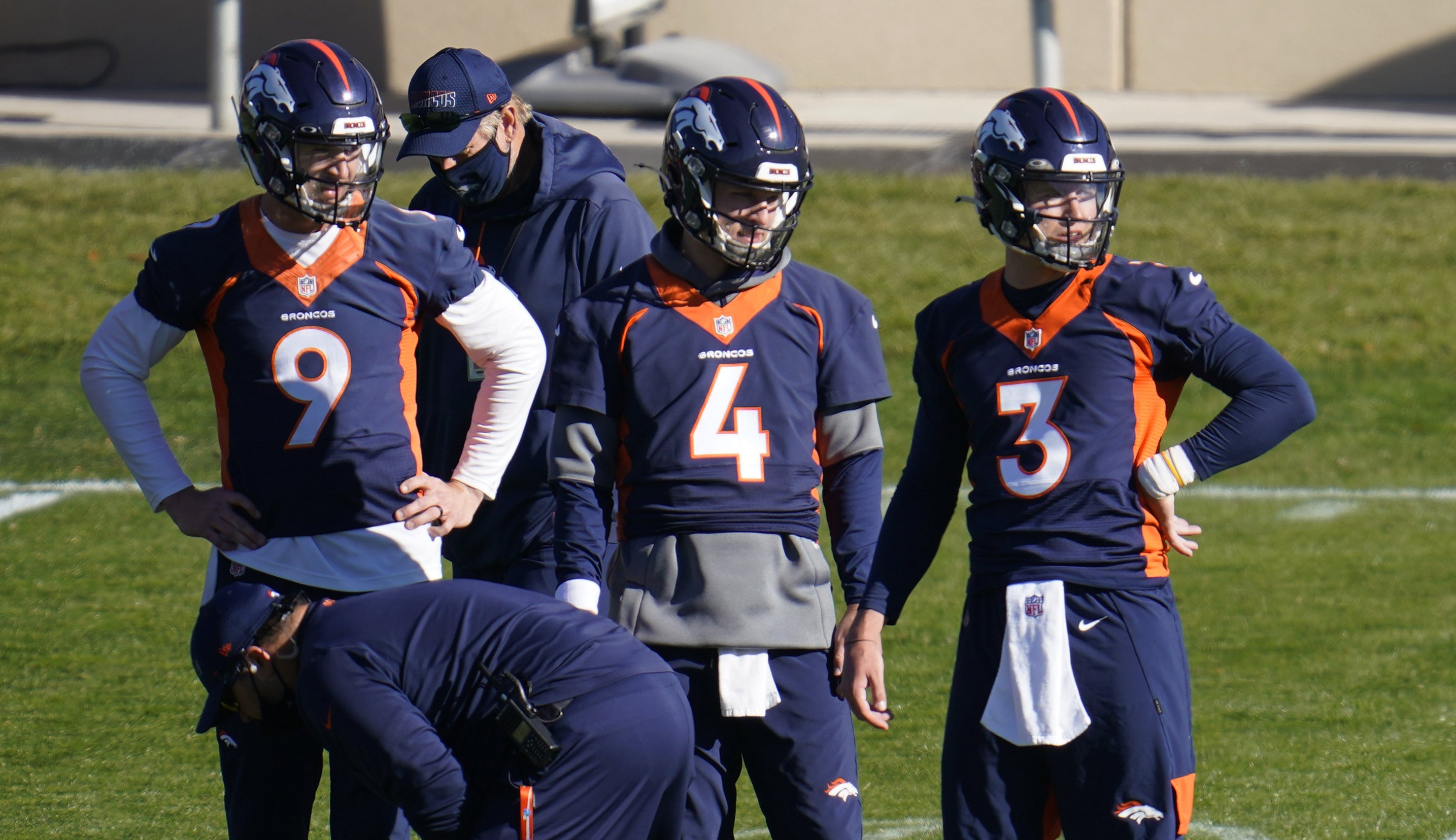 Ap Sources Nfl Dqs Broncos Qbs For Not Wearing Masks