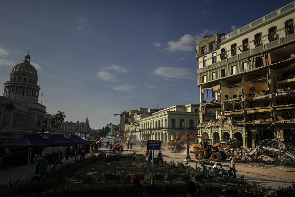 Equipos de rescate retiran escombros del sitio de una explosión mortal que destruyó el Hotel Saratoga de cinco estrellas, en La Habana, Cuba, el viernes 6 de mayo de 2022. Una poderosa explosión aparentemente causada por una fuga de gas natural mató al menos a 18 personas, incluido un una mujer embarazada y un niño, e hirió a decenas el viernes cuando voló las paredes exteriores del hotel de lujo en el corazón de la capital de Cuba.  (Foto AP/Ramón Espinosa)