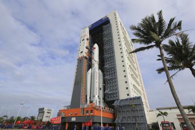 En esta imagen publicada por la agencia de noticias Xinhua, el módulo laboratorio espacial Mengtian y el cohete Long March-5B Y4 son transportados a la zona de lanzamiento en el centro de lanzamiento de satélites Wenchang en la provincia de Hainan, en el sur de China, el 25 de octubre de 2022. (Tu Haichao/Xinhua via AP)