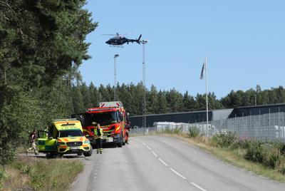 Un gran operativo policial con el servicio de rescates y bomberos, y un helicóptero policial se desarrolla afuera de la prisión Hallby cerca de Eskilstuna, Suecia, el miércoles 21 de julio de 2021. (Per Karlsson / TT vía AP)