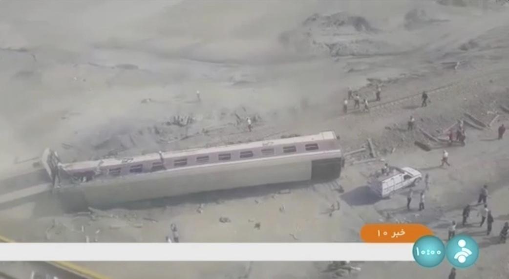 En esta imagen, tomada de un video de la televisora estatal iraní, muestra un vagón de tren tendido sobre un costado tras un descarrilamiento a las afueras de Tabas, Irán, el 8 de junio de 2022. (IRIB vía AP)