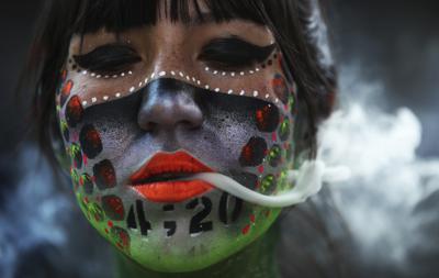 ARCHIVO - En esta fotografía de archivo del 20 de abril de 2021, Ana Méndez Casteñeda fuma marihuana durante el "Fumaton 420" frente al Senado nacional en la Ciudad de México. (AP Foto/Marco Ugarte, Archivo)