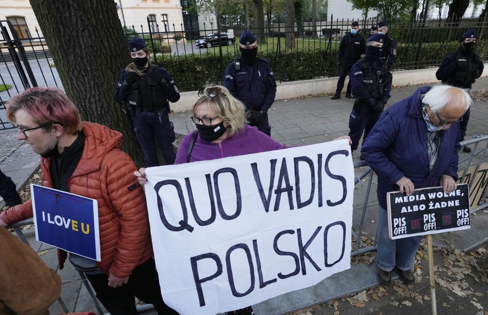 Menschen protestieren vor dem polnischen Verfassungsgericht in Warschau, Polen, Donnerstag, 7. Oktober 2021. Das polnische Verfassungsgericht hat entschieden, dass einige Gesetze der Europäischen Union im Widerspruch zur polnischen Verfassung stehen. Das Verfassungsgericht hat am Donnerstag entschieden, dass einige Bestimmungen der EU-Verträge und einige EU-Gerichtsurteile gegen das höchste polnische Recht verstoßen. (AP Photo/Czarek Sokolowski)