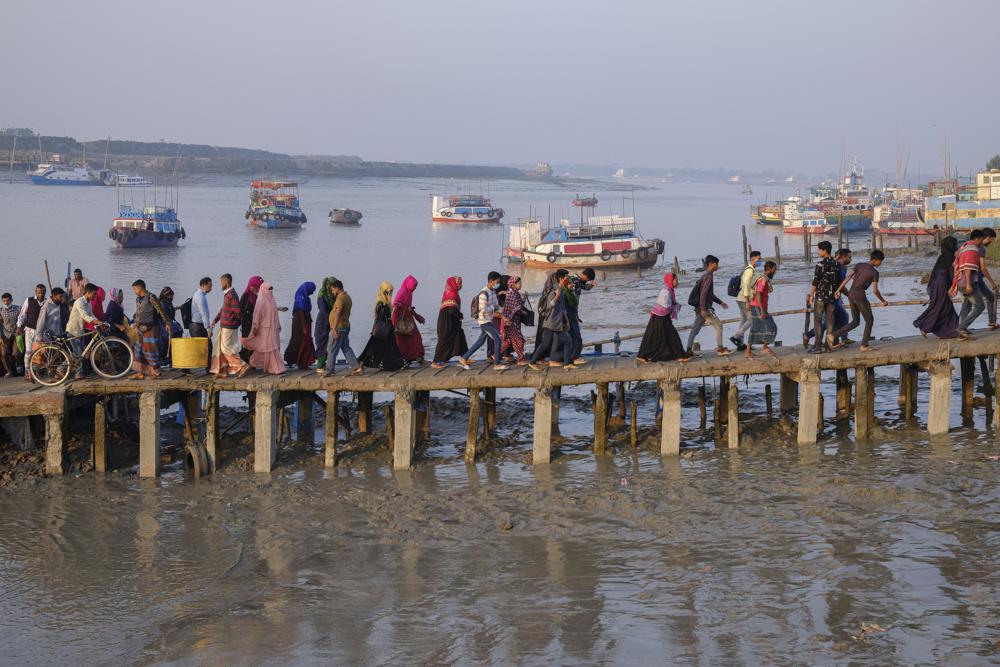 Decenas de personas caminan hacia sus trabajos en Mongla (Bangladesh