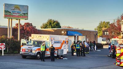 Rescatistas en los alrededores de una guardería donde varios niños resultaron intoxicados por monóxido de carbono en Allentown, Pensilvania, el martes 11 de octubre de 2022. (Zach DeWever/WFMZ-TV vía AP)