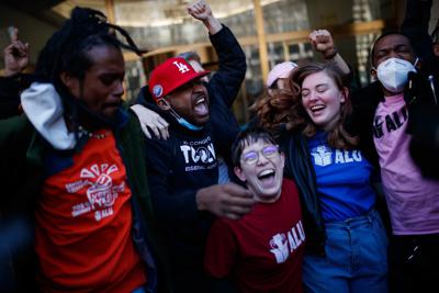 Trabajadores de un centro de distribución de Amazon en Staten Island (Nueva York) celebran la victoria en una consulta para decidir si el personal se sindicaliza o no el 1ro de abril del 2022. (AP Photo/Eduardo Munoz Alvarez, File)