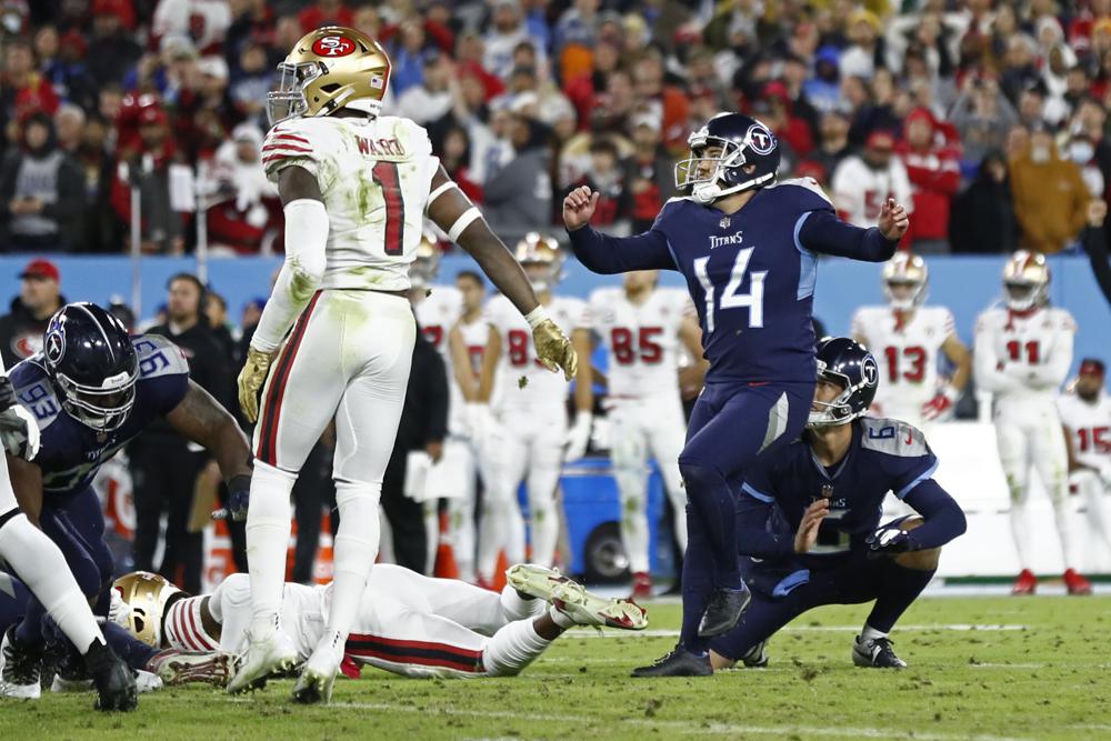 El pateador de los Tennessee Titans Randy Bullock (14) observa su gol de campo de 44 yardas en los segundos finales del último cuarto de un partido de fútbol americano de la NFL contra los 49ers de San Francisco el jueves 23 de diciembre de 2021 en Nashville, Tennessee. los Titanes ganan 20-17.  (Foto AP / Wade Payne)