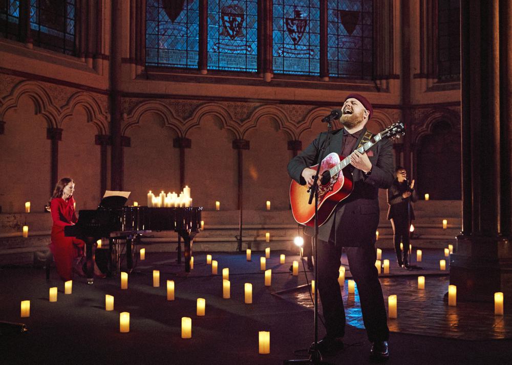 Tom Walker y la británica Kate, a la izquierda, duquesa de Cambridge, actúan en un concierto de villancicos organizado por la duquesa de Cambridge en la Abadía de Westminster en Londres.  El cantante escocés Tom Walker elogió las habilidades de piano de la duquesa de Cambridge después de que la pareja grabara una melodía navideña que se mostró durante un concierto de villancicos en la víspera de Navidad.  Walker, de 30 años, interpretó una nueva canción, "Para aquellos que no pueden estar aquí", acompañada por Kate tocando el piano, en un segmento pregrabado que se mostró durante el concierto transmitido por ITV el viernes.  Walker dijo que había mantenido la actuación en secreto, incluso a su madre.  (Alex Bramall vía AP)