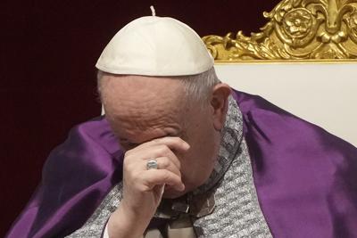 El papa Francisco durante una oración especial en la Basílica de San Pedro, en el Vaticano, el viernes 25 de marzo de 2022. (AP Foto/Gregorio Borgia)
