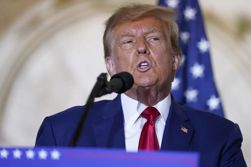 ARCHIVO - El expresidente Donald Trump habla en su propiedad de Mar-a-Lago el martes 4 de abril de 2023 en Palm Beach, Florida. Timothy Parlatore, un abogado clave del expresidente Donald Trump dice que dejará el equipo legal, una medida que viene ya que una investigación de un abogado especial sobre la retención de documentos clasificados muestra signos de estar en sus etapas finales. Timothy Parlatore dijo a The Associated Press que su partida no tuvo nada que ver con Trump y no reflejaba su opinión sobre la investigación del Departamento de Justicia, que durante mucho tiempo calificó de equivocada y demasiado agresiva, ni sobre la solidez de la evidencia del gobierno. (Foto AP/Evan Vucci, archivo)