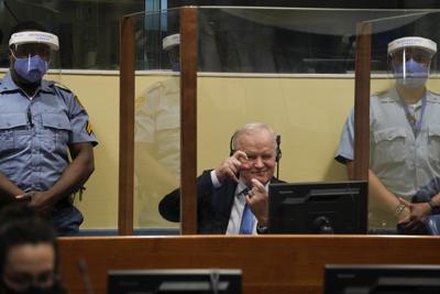El exjefe militar serbiobosnio Ratko Mladic hace un gesto de tomar fotos en un tribunal en La Haya, Holanda, martes 8 de junio de 2021. La corte de apelaciones de la ONU ratificó sus condenas por genocidio y otros delitos y su cadena perpetua por ordenar atrocidades durante la guerra de Bosnia. (AP Foto/Peter Dejong, Pool)