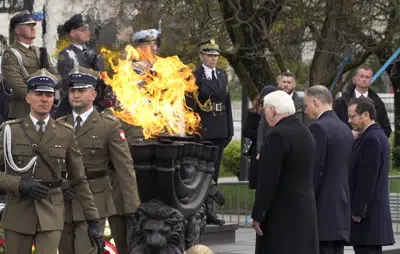 Desde la derecha, el presidente de Israel, Isaac Herzog, su homólogo polaco Andrzej Duda y el mandatario alemán Frank-Walter Steinmeier durante una ceremonia como parte de la conmemoración del 80mo aniversario del levantamiento del ghetto de Varsovia, el miércoles 19 de abril de 2023, en Varsovia, Polonia. (AP Foto/Czarek Sokolowski)