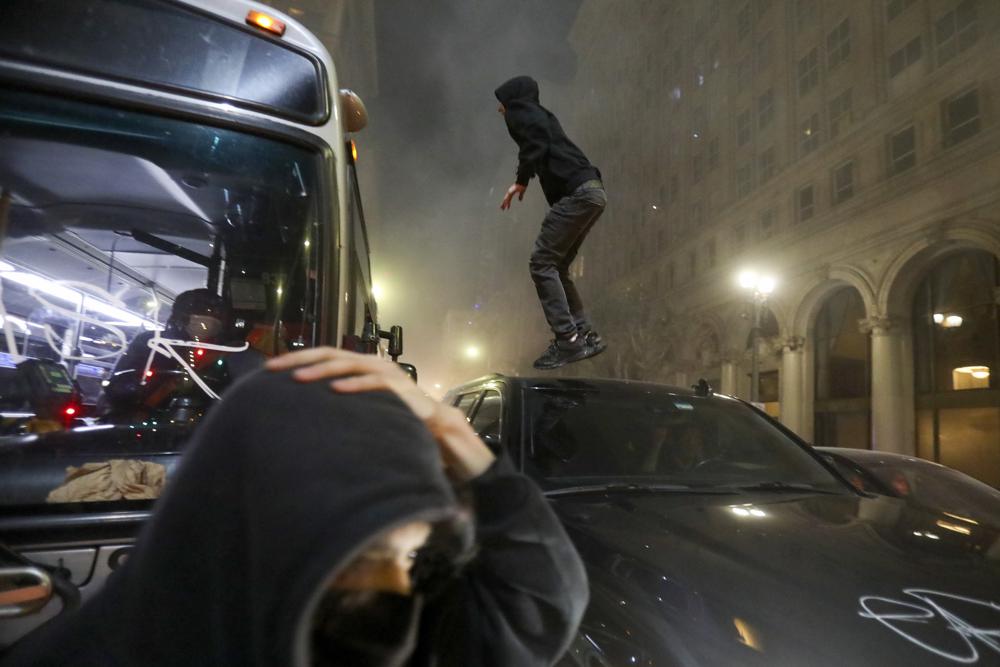 Aficionado saltando sobre un auto durante festejos del Super Bowl LVI. | AP