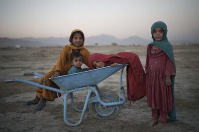 En esta imagen de archivo, tomada el 13 de septiembre de 2021, cuatro niños posan para una fotografía mientras juegan en un campamento para desplazados en Kabul, Afganistán. (AP Foto/Felipe Dana, archivo)