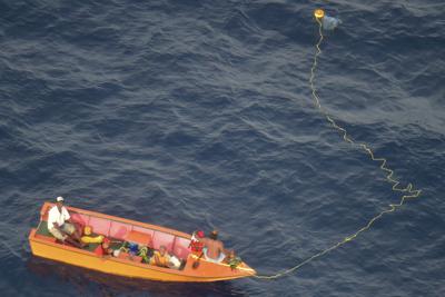 En esta imagen suministrada por la Real Fuerza Aérea de Nueva Zelanda (RNZAF), la tripulación saluda a un RNZAF Orion cerca de la isla Makin en Kiribati, el lunes 23 de mayo de 2022. El ejército de Nueva Zelanda dijo el martes que un avión de la fuerza aérea encontró a siete personas que habían desaparecido. Estaban a bordo de dos pequeñas embarcaciones cerca de la remota nación del Pacífico de Kiribati. (RNZAF vía AP)