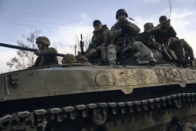 Soldados ucranianos en un vehículo blindado en el frente en Bajmut, región de Donetsk, Ucrania, 22 de marzo de 2023. (AP Foto/Libkos)
