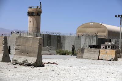 Un soldado afgano está en el portón de la Base Aérea de Bagram, Afganistán, 25 de junio de 2021. Los estadounidenses se disponen a abandonar la base luego de casi dos décadas. (AP Foto/Rahmat Gul)