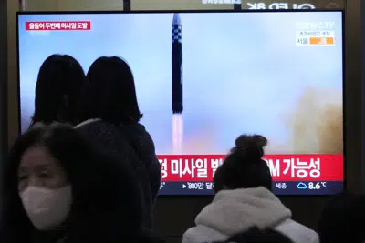 Una pantalla de televisión muestra una imagen de archivo del lanzamiento de un misil norcoreano durante la emisión de un noticioso, en la estación de tren de Seúl, Corea del Sur, el 18 de febrero de 2023. (AP Foto/Ahn Young-joon)