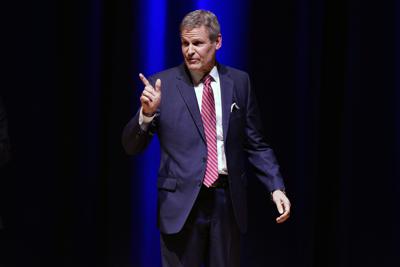ARCHIVO — El gobernador de Tennessee, Bill Lee, abandona el escenario después de pronunciar su discurso sobre el Estado del Estado el 8 de febrero de 2021 en Nashville, Tennessee. El Dr. Jason Martin ha pasado más de dos años tratando de llamar la atención de Lee, primero, como el médico de cuidados intensivos que insta a más acción contra la pandemia de COVID-19, y ahora, como el candidato demócrata a gobernador que intenta sacar al republicano de su cargo. Pero hasta la fecha, Lee aún no ha reconocido que incluso tiene un retador en su búsqueda de la reelección. Los dos no han hablado, según Martin, y es poco probable que eso cambie antes del día de las elecciones. (AP Photo/Mark Humphrey, Archivo)